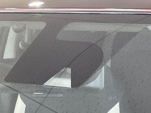 【エマージェンシーブレーキ】走行中に前方の車両等を認識し、衝突しそうな時は警報とブレーキで衝突回避と被害軽減をアシスト。より安全にドライブをお楽しみいただけます。