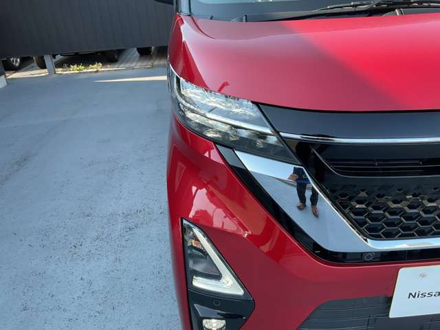 最新式はLEDヘッドランプですね。瞬時に明るい光が夜間の運転をグッと楽にしてくれますよ。