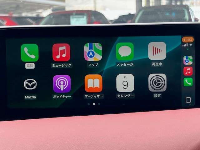 お手元のスマートフォンと接続して頂く事で使用可能な「Apple CarPlay/Android Auto」電話の応答は勿論、メッセージの受信やLINE、音楽接続からナビアプリの使用まで幅広く活躍致します。