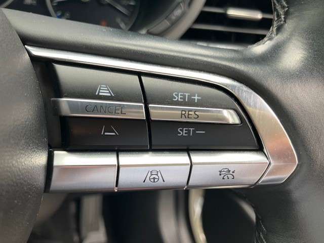 0km/hから100km/h追従機能付きのレーダークルーズコントロール！停車状態からの追従開始と、追従中に先行車に続いて停止することができるようになりました！(再発進はドライバーのアクセルONによります)