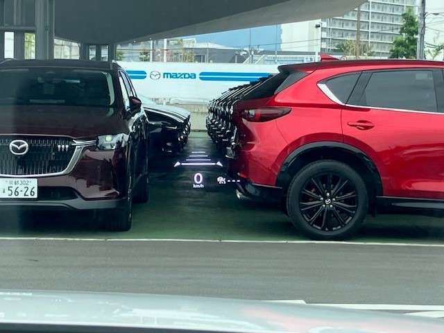 フロントガラスへの投影型であるヘッドアップディスプレイ。車速や交通標識、ナビゲーションの案内などの情報が映し出されます。