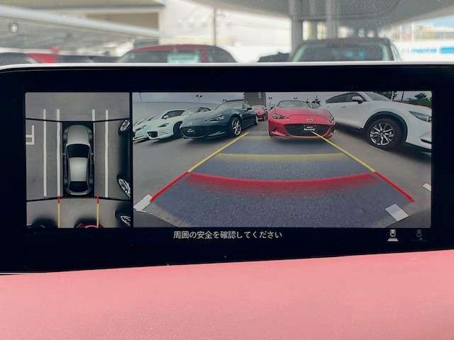 360°ビューモニターでは、両サイドとフロント、バックカメラの合成で、あたかも上空から見下ろした様に周囲を確認して頂けます。駐車場だけでなく、T字路等でも活躍のアイテムです！
