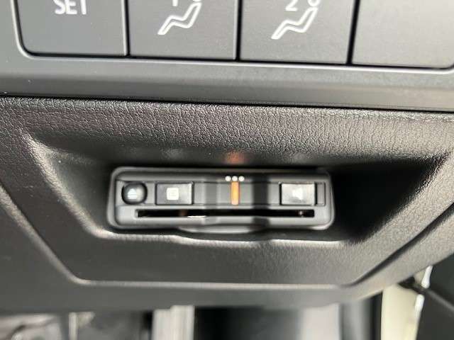 ETC車載器もビルトインタイプで取り付けられておりますので、高速道路の料金所をストレスなく通過して頂けます♪最近ではマストのアイテムですね！