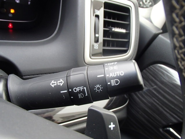 オートヘッドライト標準装備です。車外の明るさに応じて自動的にヘッドライトの点灯・消灯をしてくれます。トンネルの出入り口などで活躍してくれます