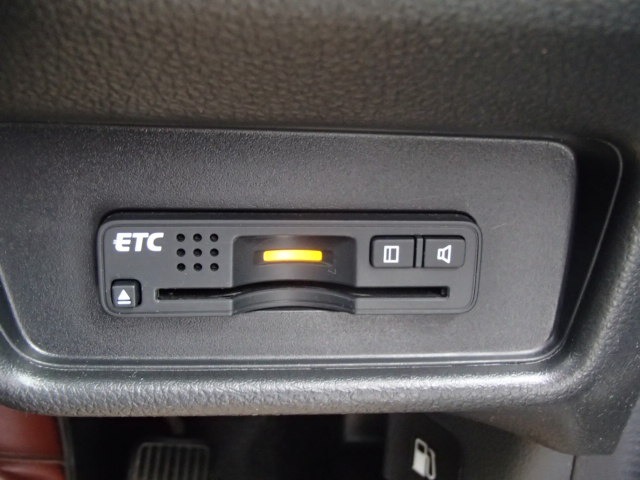有料道路をキャッシュレスで通行できるETC車載器付きです。運転席足元に設置されています。ETCセットアップ費用は含まれておりません。別途必要となります。