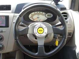 MOMOのステアリングを取付けました。目立つスレや、いたみなく良好な状態です。