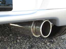 フジツボ製のマフラーを取付けました。スポーティーな見た目で、低音サウンドで上品な音量です。