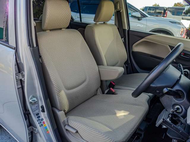 サポート性能に優れたシート。ひじ掛け付きで長距離ドライブも疲れ知らず。