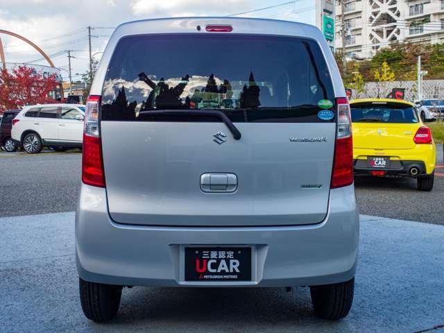 大きく開くリヤゲート！雨の日などは傘替わり！大き目のお荷物も出し入れ楽々！！