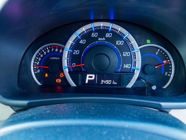 タコメーターも付いたシンプルなメーターパネル