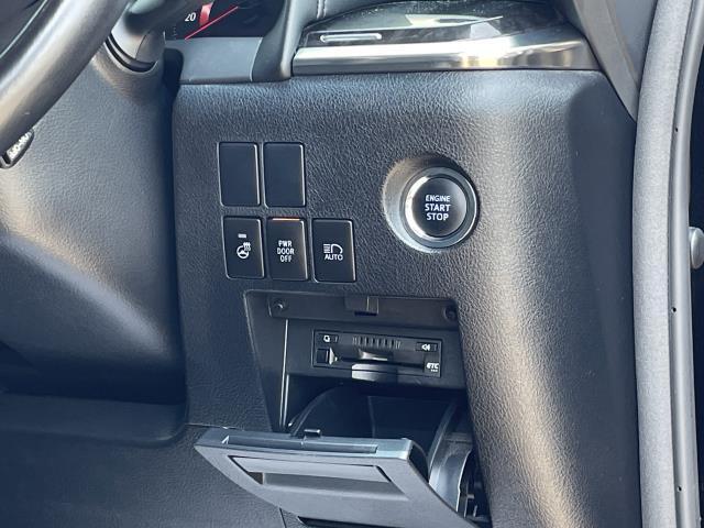 ステアリングヒーターと電動スライドドアのメインスイッチ、オートハイビームスイッチ♪便利なプッシュスタート♪ロアポケット内にビルトインETCが付いています♪