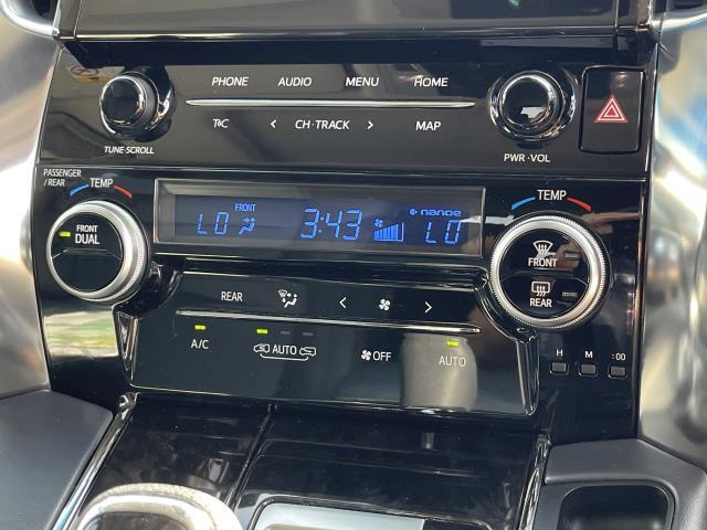 運転席側と助手席側とで個別に温度設定ができるデュアル式オートエアコン操作パネル♪