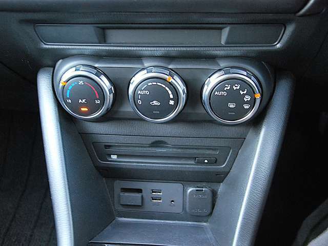 運転席と助手席それぞれに温度設定のできるフルオートエアコンを標準装備。季節やシーンを問わず快適な室内環境を提供します。また、前席左右には、シートヒーターを装備。