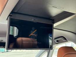 後席モニターは、後部座席の乗員が映画や動画、ゲームを楽しめるエンターテインメント装備☆長時間のドライブや渋滞時でも退屈せずに過ごせるため、特に子ども連れの家族にも人気！！ドライブの楽しみが広がります☆