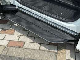 ステップは、SUVやミニバンなど車高の高い車において、乗り降りをサポートする実用的な装備☆特にお子さまや高齢の方にとっては大きな助けとなり、安心感を与えてくれ、迫力を増すアクセントにもなり人気があります！