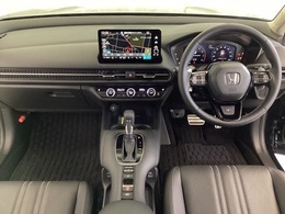 車内は光触媒抗菌消臭施工済です。インパネ周りはスタイリッシュなデザインで機能や装備も充実しています。グローブボックスやカップホルダーのほかにトレーなどたくさんの収納スペースが付いています。