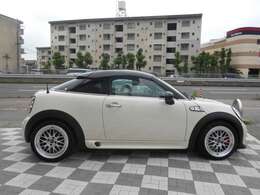 走行距離は34600kmと年式の割に少ない禁煙車で、内外装・機関系共にコンディションはいいです。バッテリーなどの消耗品はもちろんですが、前ブレーキパッドやACコンデンサーも交換してのお渡しとなります！