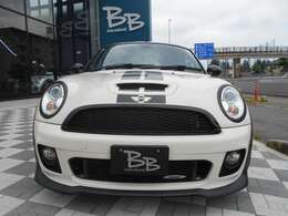 2013年式のMINIクーペ、JCW（ジョンクーパーワークス）の6速ATモデルが入庫いたしました。とっても珍しい2シータークーペモデルのスポーツグレード、お探しの方は早い者勝ちですよ！