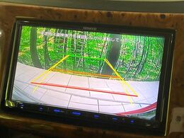 【バックカメラ】駐車時に後方がリアルタイム映像で確認できます。大型商業施設や立体駐車場での駐車時や、夜間のバック時に大活躍！運転スキルに関わらず、今や必須となった装備のひとつです！