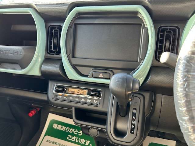 ☆ご納車前準備☆　お客様の安心安全の為にご納車前の準備にも力を入れております！ 整備士と営業が連携して確認しております。中古車は修復歴がないか・内外装の清掃・部品の確認交換をしています