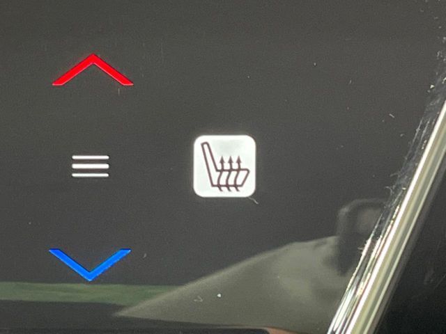 【シートヒーター】寒い日に重宝するシートヒーター！エアコンより早く温まってくれるので寒がりの人も安心ですね♪エアコンの温風は乾燥するから苦手、という方にもをおすすめです。