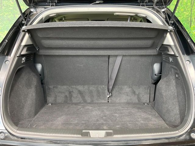 積み下ろしのしやすいデッキにはたっぷりと荷物を積み込んでいただけます。遊びから仕事まで、様々なシーンで頼れます♪