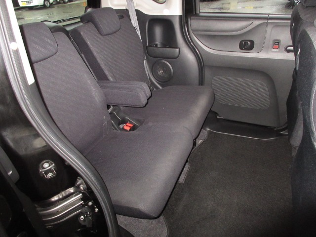 リアシートは、シートの座面を考慮し、ゆとりある着座姿勢を保てるようにシートバックの角度を適度に調整できるリクライニングシートにしています。長距離にも十分適してます。