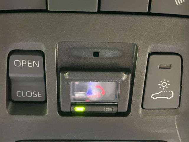 【ガラスルーフ】ガラスルーフ搭載で車内の解放感が一気にアップ！開放的なドライブをお楽しみいただけます。