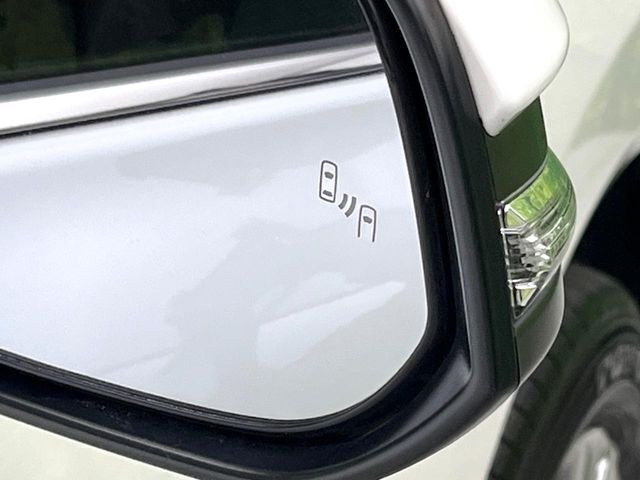 【ブラインドスポットモニター】走行中、ドアミラーの死角になりやすい箇所に後続車が接近するとサイドミラーのレンズに警告を表示！ドライバーに注意喚起をしてくれます。