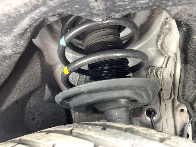 お車を安心してお乗りいただく為には、足回りの定期点検が欠かせません。サービスサポート（有償保証）では無料点検もご提供しており、安心のカーライフをお過ごしいただけるサポート体制が整っています。