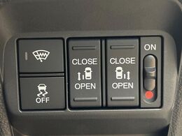 【両側パワースライドドア】スマートキーや運転席のスイッチで後席両側スライドドアの開閉が可能♪電動だから力を入れてドアを開ける必要が無く、小さなお子様でも簡単に開け閉めでき快適です♪