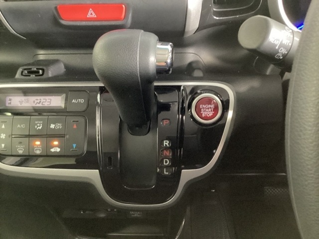 CVT車のセレクトレバーです。低速から高速まで、変速ショックのないスムーズな走りを実現するとともに、エンジン効率のよい領域を維持することで燃費にも貢献します。