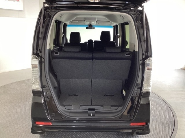 開口部も広く荷物の積み下ろしもしやすいお車となっております。シートの背もたれは5：5の割合で背もたれを可倒でき、前後のシートスライドもできるので荷室をひろげることができます。