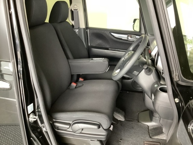 女性でも運転がしやすいように、シートの高さ調整機能（シートリフター）がついています。運転席と助手席の間が空いている為、助手席側への移動がスムーズです。交通量の多い道でも助手席側から乗り降りができます。