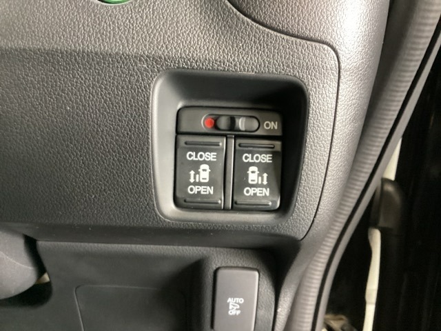 リアドアは乗り降りに便利な両側電動スライドドアです。また運転席に座っていながらスイッチ操作で自在にスライドドアを開け閉めできます。