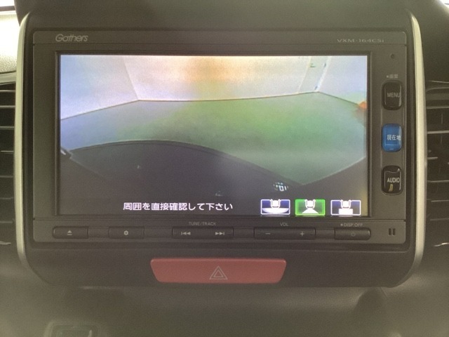 ギヤをR（バック）に入れるとナビの画面に後ろの映像が映るリアカメラ付です。後退時、コンディションが悪い視界でもカラーバックモニターがドライバーをサポートします。