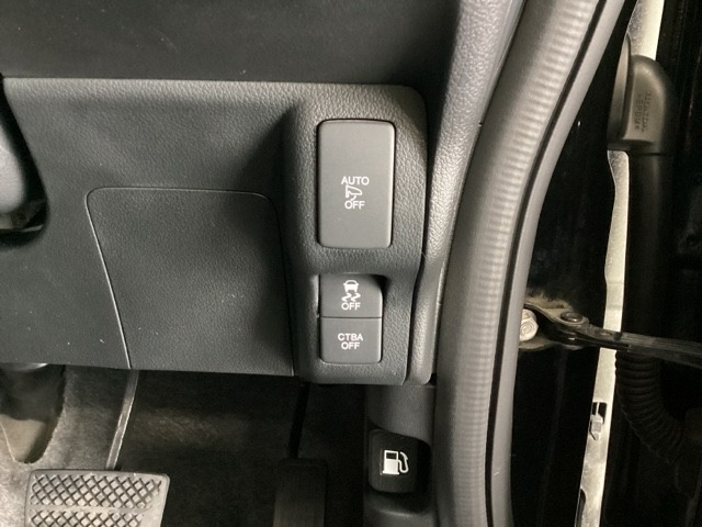 ハンドルの右側には安全装備の、CTBA（シティブレーキアシストシステム）とVSA（ABS＋TCS＋横滑り抑制）の解除スイッチがついています。