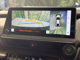 【パノラミックビューモニター】専用のカメラにより、上から見下ろしたような視点で360度クルマの周囲を確認することができます☆死角部分も確認しやすく、狭い場所での切り返しや駐車もスムーズに行えます。