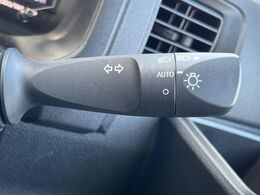 【オートライト】周りの明るさに応じて自動でヘッドライトの点灯・消灯ができる機能です！ライトの付け忘れ・消し忘れなどが無くなり、雨の日や夕方の走行も安心！トンネル通過時も便利ですね♪