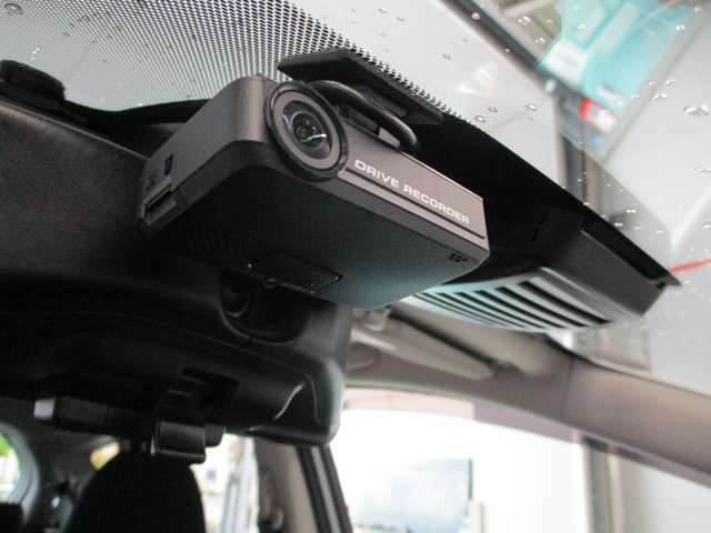 日産純正ドライブレコーダー装備済（カーナビのモニターに映像が表示できます）。