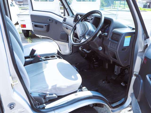 運転席、助手席シート回りも大きな荒れのない良好で綺麗な状態です。室内も未仕上げですがとても綺麗な状態です