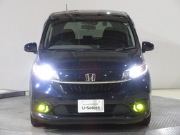 ハロゲンより明るく、より遠くまでさらなる安心感のあるLEDヘッドライトを採用。照射軸の上下方向を自動調整するオートレベリング機構、点灯忘れも防止できるオートライトコントロール機構付きです。