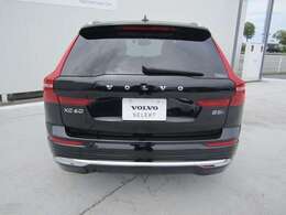 後方左右の視界が遮られて見通しが悪い駐車スペースから後進して出る際、リアバンパー左右に内蔵されたミリ波レーダーが、接近する車両や歩行者を検知します。