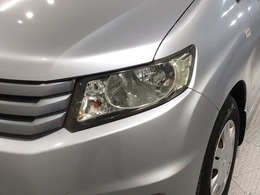 ディスチャージヘッドライト搭載でしっかり明るく照らしてくれるので、夜間走行や不慣れな道でも安心です。