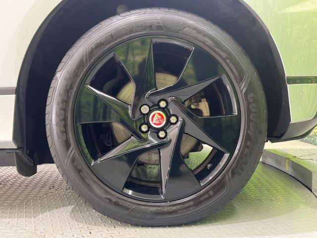 純正20インチアルミ『こだわりを持ってモデル別にデザインされています。しつこい鉄粉や錆に高い効果を発揮する「ホイールコーティング」の施工も受付中！お気軽に担当営業までご相談ください。』