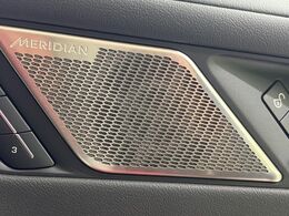 MERIDIANサウンドシステム『英国のオーディオブランドMERIDIANと共同開発された専用サラウンドシステムにより臨場感あふれるサウンドで包み込まれるオーディオ体験が堪能できます。