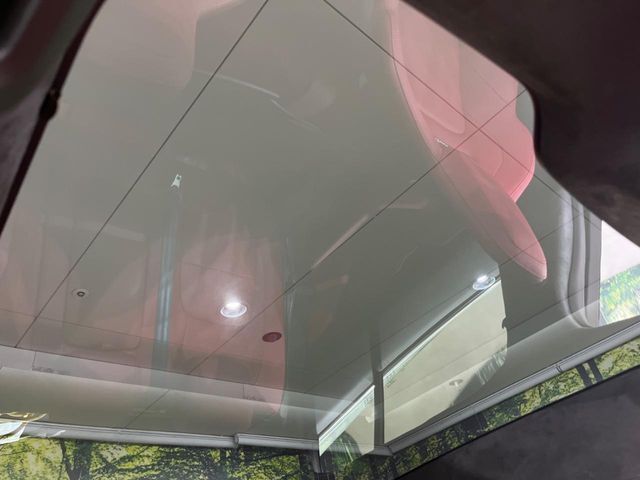 オプションのパノラミックガラスルーフ。後部座席までしっかり開閉します。この装備があるだけで室内の解放感が上がり素敵なドライブを存分にお楽しみいただけます。