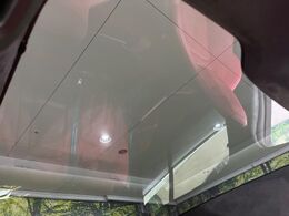 オプションのパノラミックガラスルーフ。後部座席までしっかり開閉します。この装備があるだけで室内の解放感が上がり素敵なドライブを存分にお楽しみいただけます。