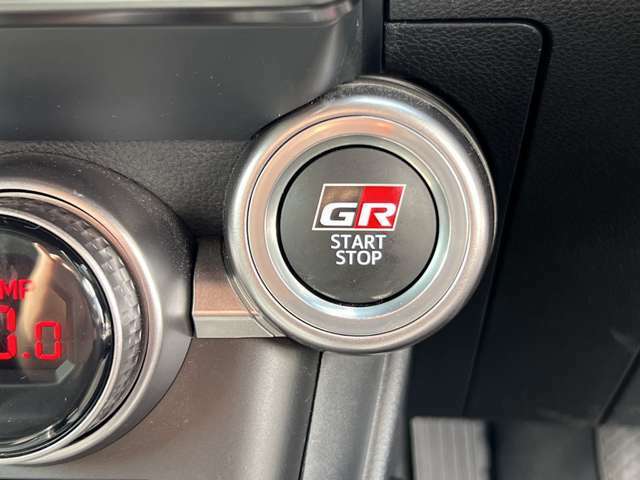 プッシュスタートスイッチにはGRのロゴが入っております。トヨタのスポーツモデルらしい演出が施されたお車です！