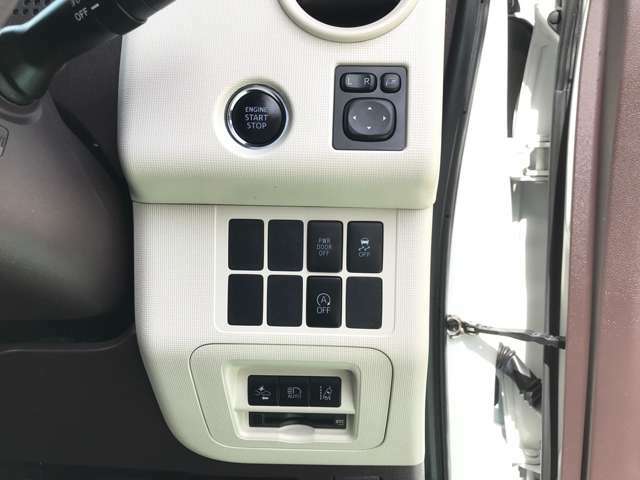 ドアミラー調整スイッチ・アイドリングストップスイッチなどのスイッチ類が纏められて配置されております。